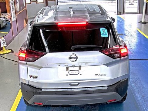 Used 2023 Nissan Rogue SV image 3