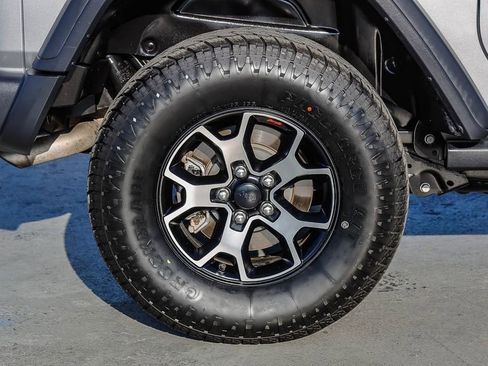 Used 2018 Jeep Wrangler Rubicon AWD/4WD image 12