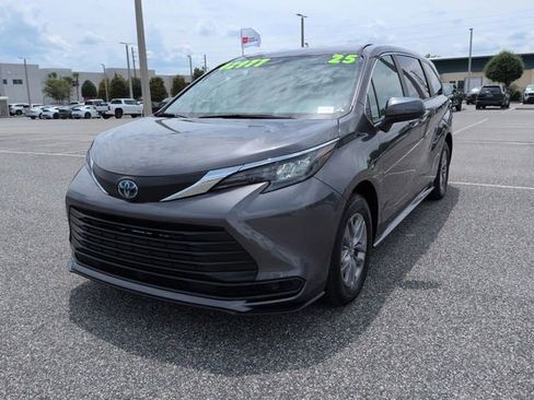 Certified 2025 Toyota Sienna LE FWD image 8