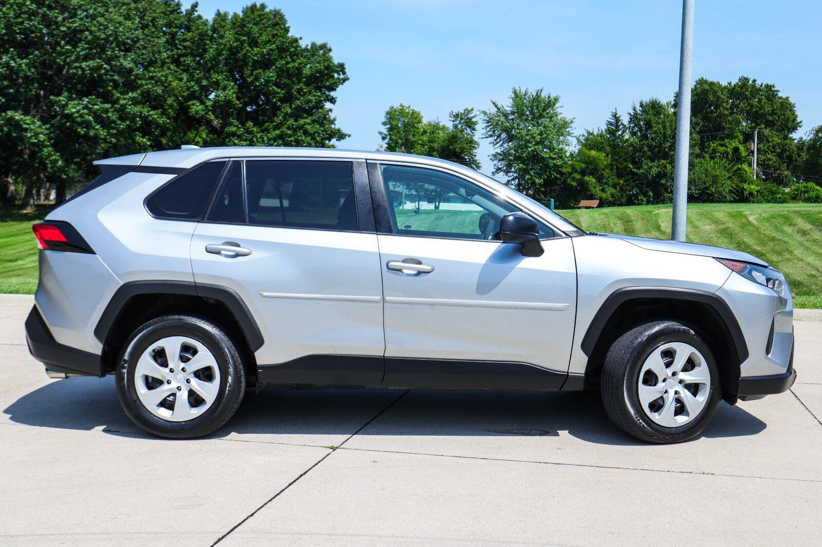 Used 2022 Toyota RAV4 LE w/ Carpet Mat Package (TMS) AWD/4WD image 12