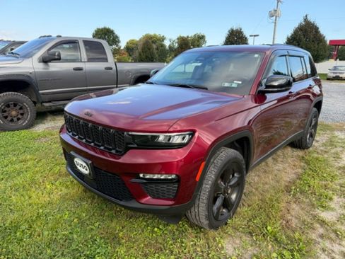 Used 2023 Jeep Grand Cherokee Limited w/ Black Appearance Package AWD/4WD image 2