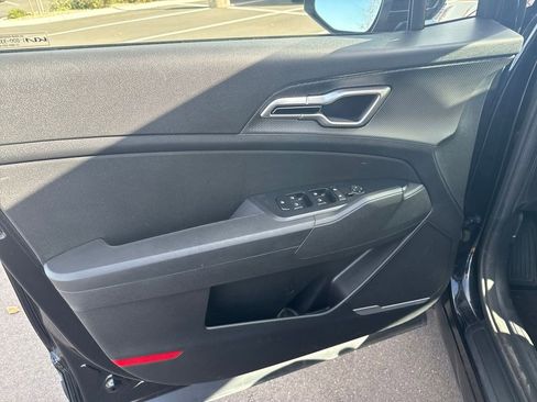 Used 2023 Kia Sportage LX image 12