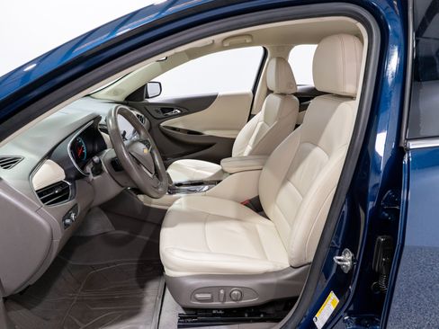 Used 2019 Chevrolet Malibu LT w/ Leather Package FWD image 14