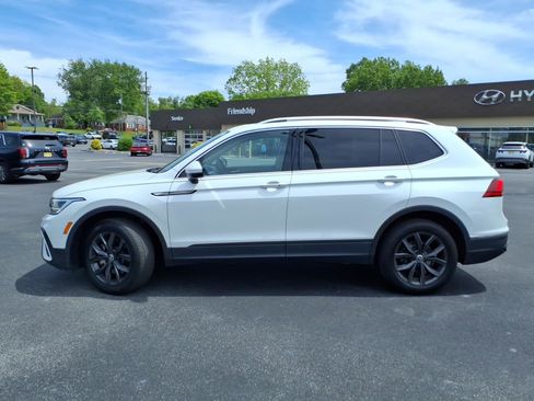 Used 2023 Volkswagen Tiguan SE AWD/4WD image 11