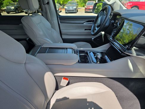 Used 2024 Jeep Wagoneer L Series II w/ Flexible Seating Group RWD image 10