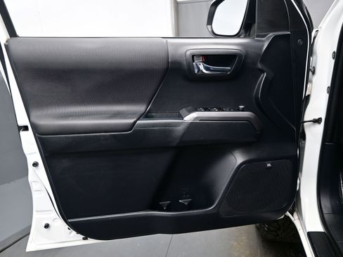 Used 2018 Toyota Tacoma TRD Sport image 9