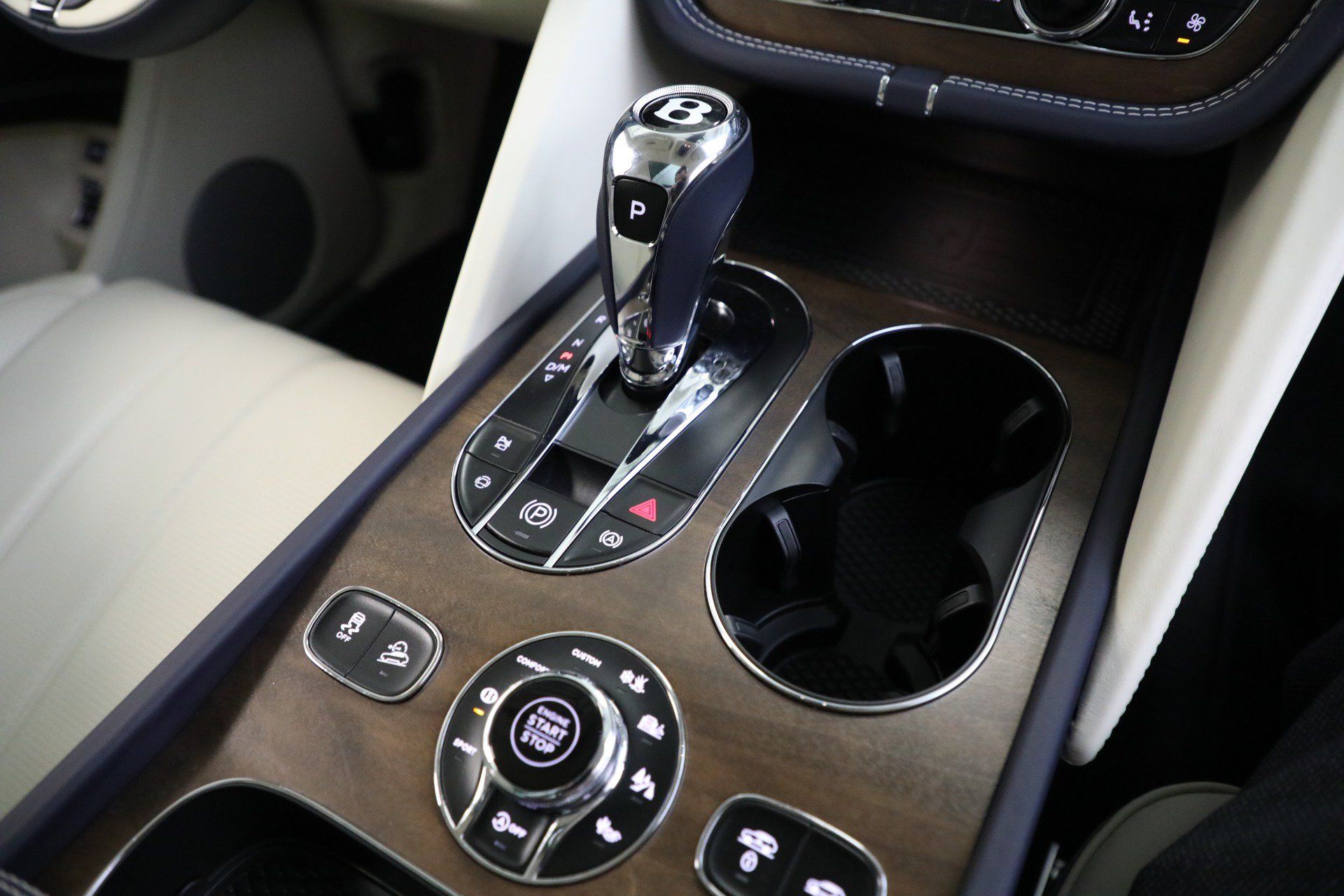 Used 2024 Bentley Bentayga Extended Wheelbase AWD/4WD image 35