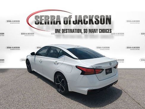 Used 2024 Nissan Altima 2.5 SR w/ SR Premium Package FWD image 7