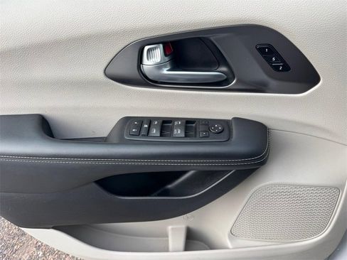 Used 2024 Chrysler Pacifica Touring-L image 19