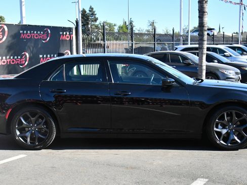 Used 2022 Chrysler 300 Touring w/ Sport Appearance Package image 9