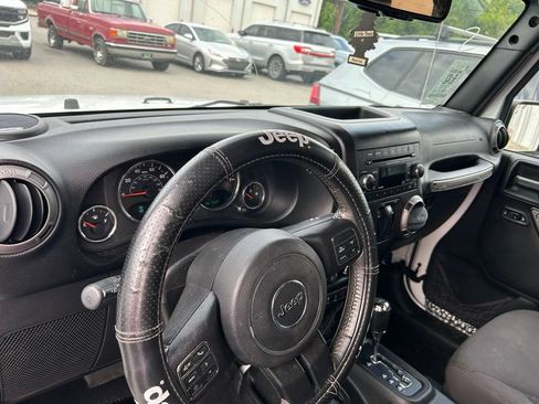 Used 2017 Jeep Wrangler Sport w/ Quick Order Package 24S AWD/4WD image 9