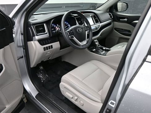 Used 2016 Toyota Highlander XLE AWD/4WD image 2