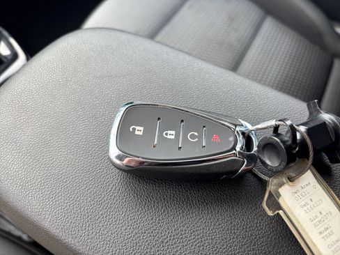 Used 2025 Chevrolet Trax LT w/ LT Convenience Package FWD image 23