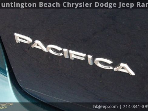 Used 2023 Chrysler Pacifica Touring-L image 7