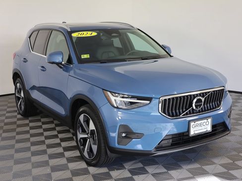 Used 2024 Volvo XC40 B5 Plus AWD/4WD image 1