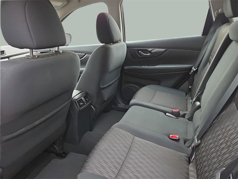 Used 2018 Nissan Rogue S image 19