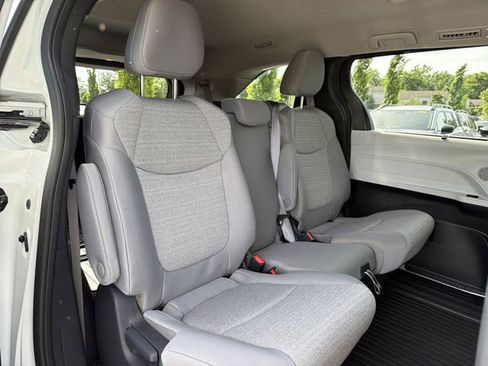 Used 2025 Toyota Sienna LE FWD image 16