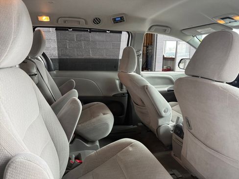 Used 2019 Toyota Sienna LE image 19