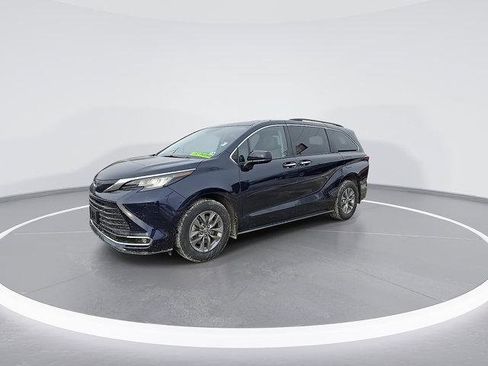 Certified 2023 Toyota Sienna XLE image 6