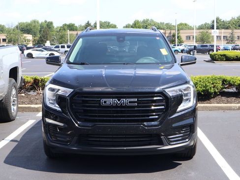 Used 2023 GMC Terrain SLE w/ Driver Convenience Package FWD image 2