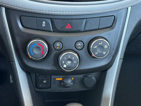 Used 2022 Chevrolet Trax LT w/ LT Convenience Package AWD/4WD image 28