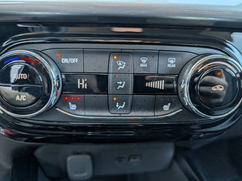 Used 2025 Chevrolet Trax LT w/ LT Convenience Package image 4