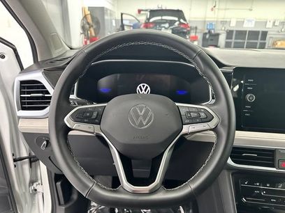 Used 2025 Volkswagen Taos SE w/ Panoramic Sunroof Package