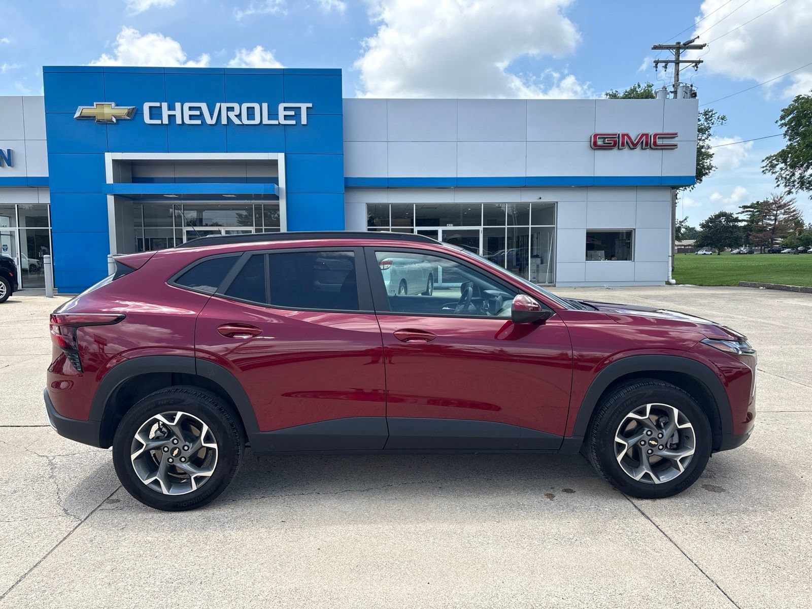 Used 2025 Chevrolet Trax LT FWD image 2