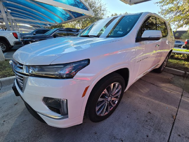 Used 2023 Chevrolet Traverse Premier FWD image 2