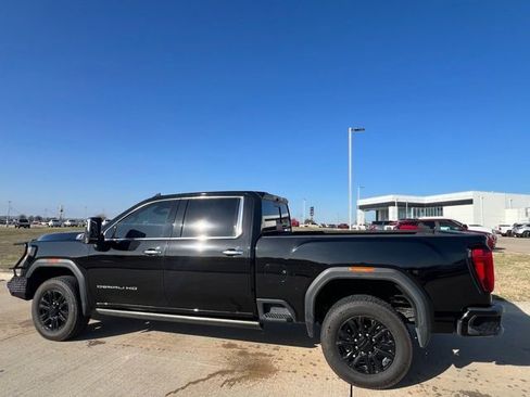 Used 2021 GMC Sierra 2500 Denali w/ Denali Black Diamond Edition image 3