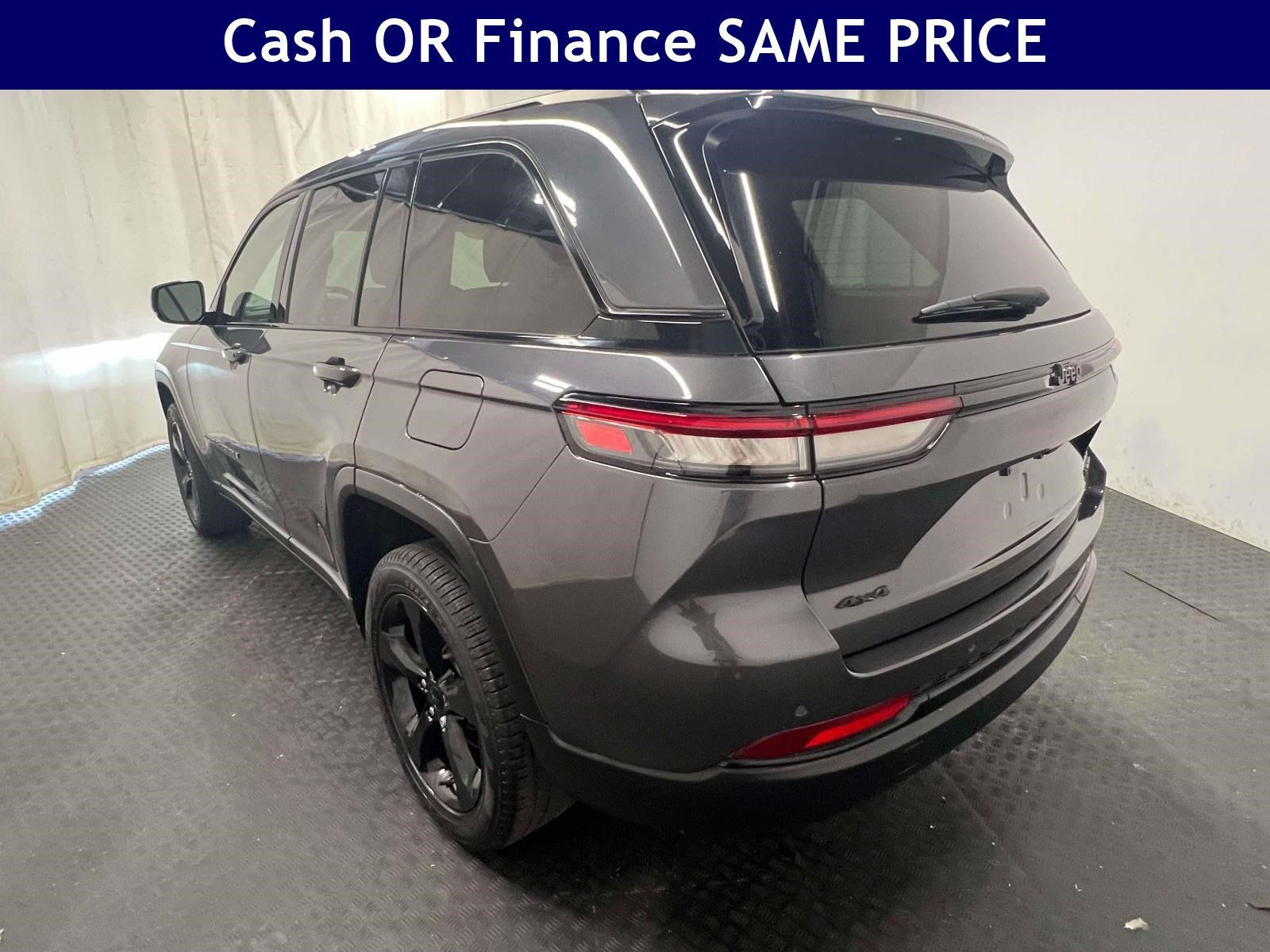 Used 2023 Jeep Grand Cherokee Limited w/ Black Appearance Package AWD/4WD image 8