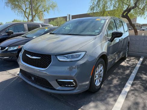 Used 2025 Chrysler Pacifica Select FWD image 2
