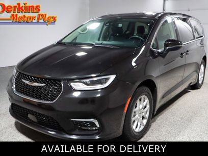Used 2023 Chrysler Pacifica Touring-L