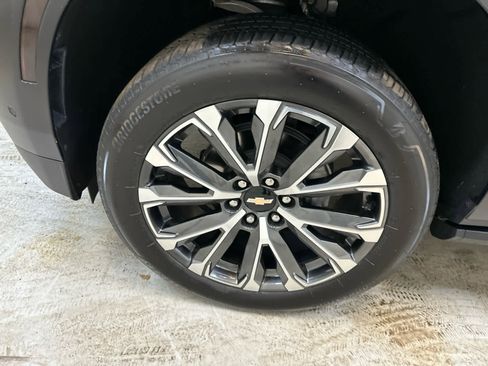 Used 2025 Chevrolet Suburban High Country image 11