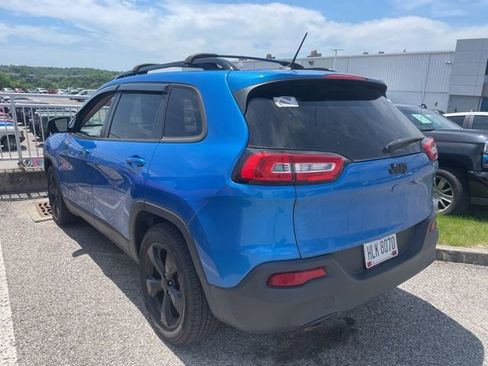 Used 2018 Jeep Cherokee Latitude w/ Altitude Package FWD image 6
