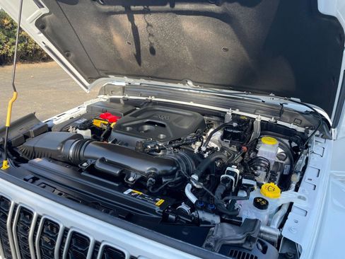 Used 2025 Jeep Wrangler Sahara image 31