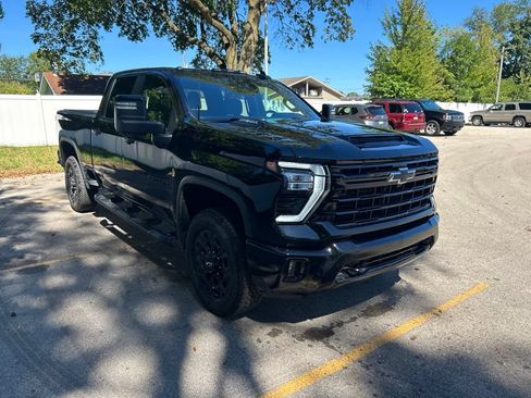 Used 2024 Chevrolet Silverado 2500 LT w/ Midnight Edition AWD/4WD image 4
