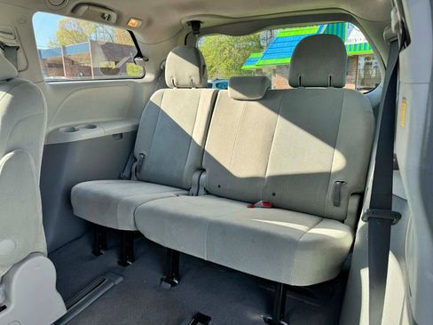 Used 2011 Toyota Sienna image 12