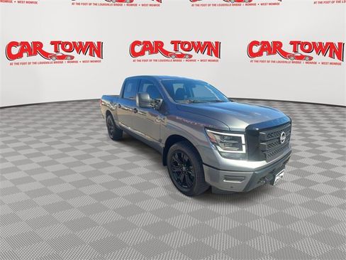 Used 2023 Nissan Titan SV w/ SV Convenience Package image 2