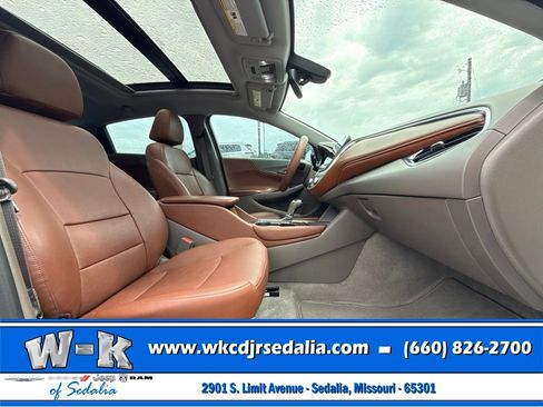 Used 2018 Chevrolet Malibu Premier w/ Premier Sun and Wheel Package FWD image 30