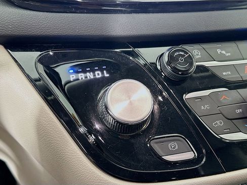 Certified 2024 Chrysler Pacifica Touring-L image 25