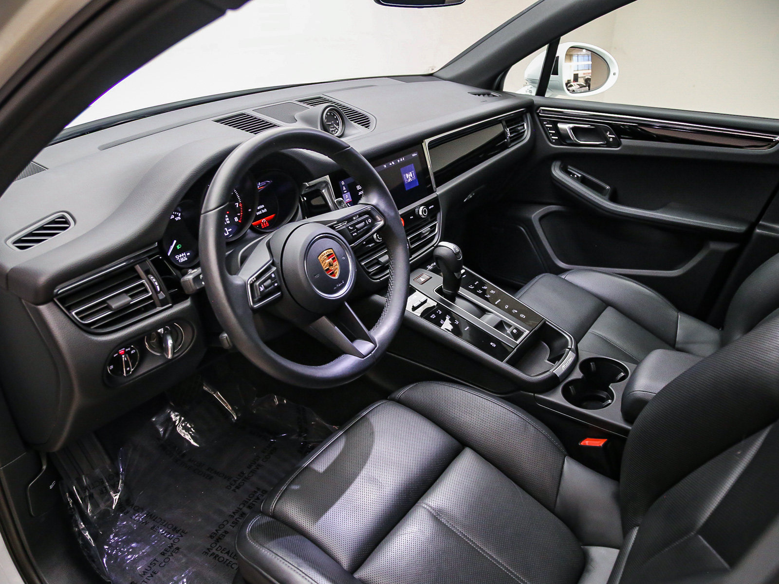 Certified 2026 Porsche Macan AWD/4WD image 4