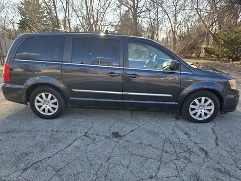 Used 2014 Chrysler Town & Country Touring image 5