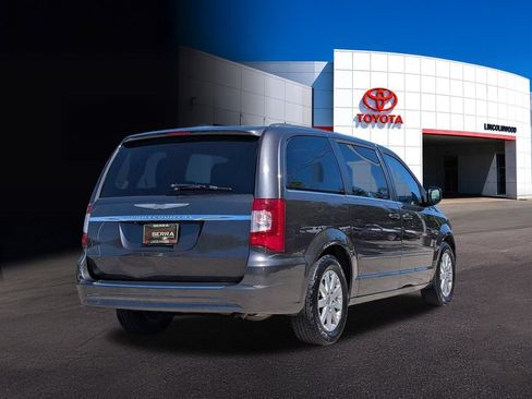 Used 2015 Chrysler Town & Country LX FWD image 5