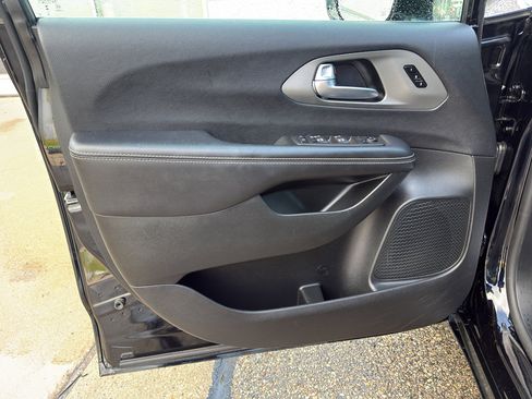 Used 2025 Chrysler Pacifica Select FWD image 9
