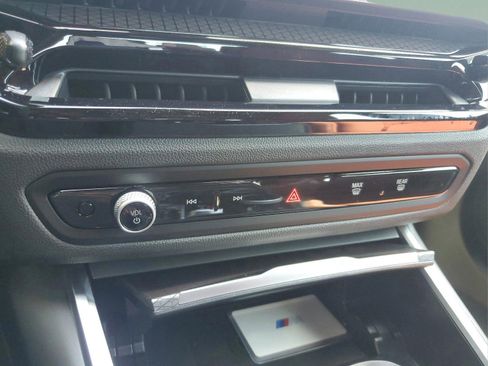 Used 2025 BMW 330i Sedan w/ M Sport Package image 27