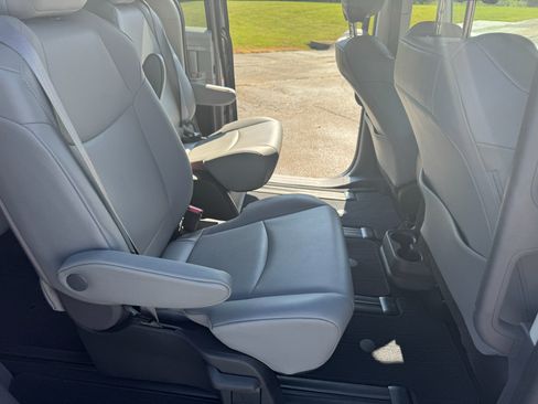 Used 2022 Toyota Sienna XLE FWD image 9