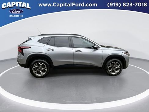 Used 2025 Chevrolet Trax LT w/ LT Convenience Package FWD image 9