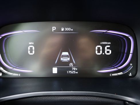 Used 2025 Kia Soul LX w/ LX Technology Package FWD image 25