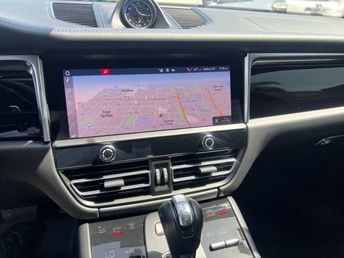Used 2022 Porsche Macan AWD/4WD image 3